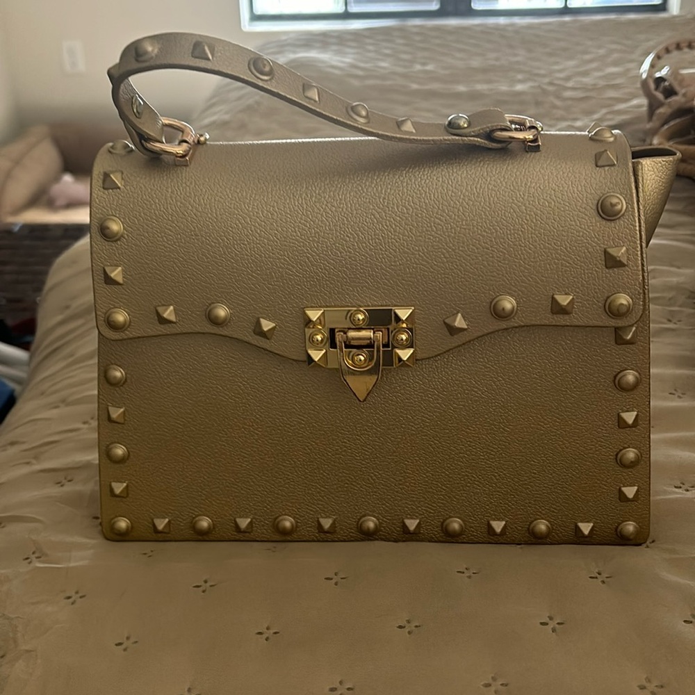 Plastic gold bag with straps